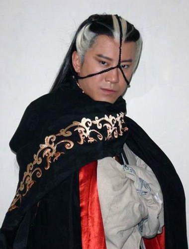 浅野忠信玩自拍,想起座山雕!