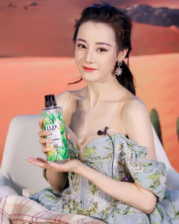 迪丽热巴一身花瓣装抹胸裙参加活动好身材显露无疑女王范十足