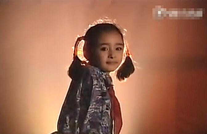 杨幂罕见童年照曝光 娇羞可爱萌力十足